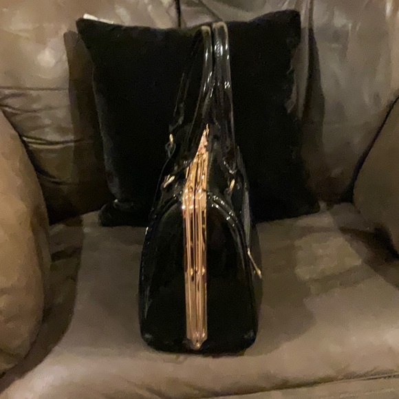 Patent leather black handbag with gold hardware and classic snap top closure - Picture 5 of 11